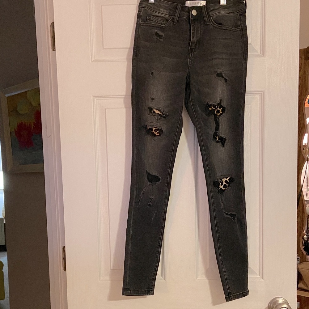 Black skinny jeans with leopard accent